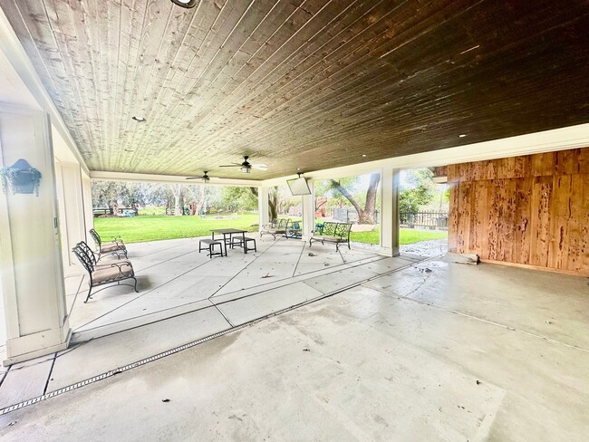 Building Photo - Gorgeous 4/3 Country Estate with 2000sf Barn