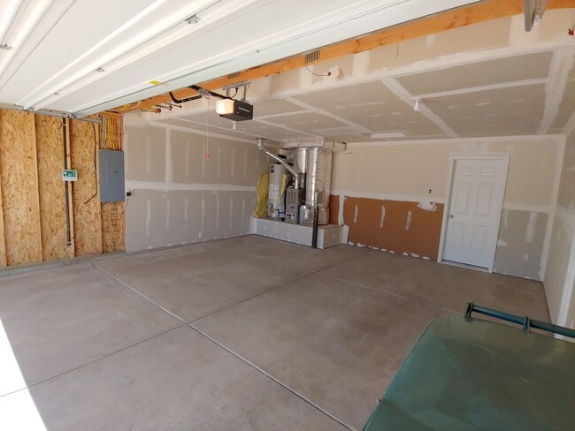 Building Photo - Modern Home with Large Fenced Yard