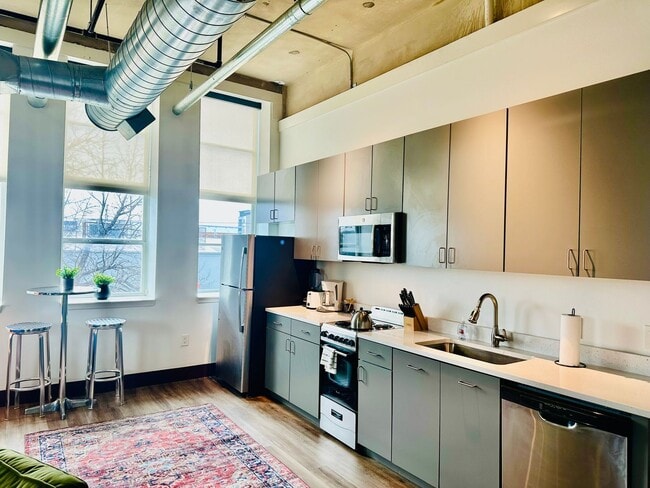 Building Photo - Studio Unit Available