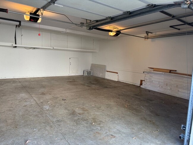 Building Photo - Newport Crest 2 Bedroom Townhouse / Newport Beach