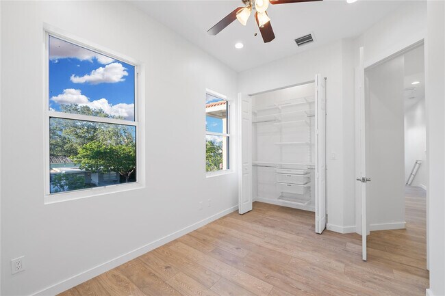 Building Photo - 324 SW 14th Ct