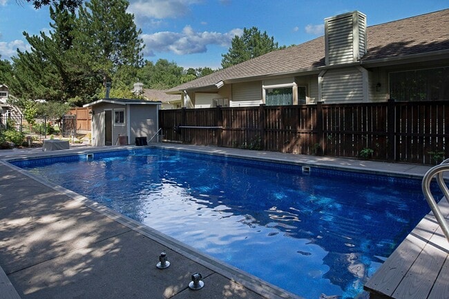Building Photo - 916 Poly Dr