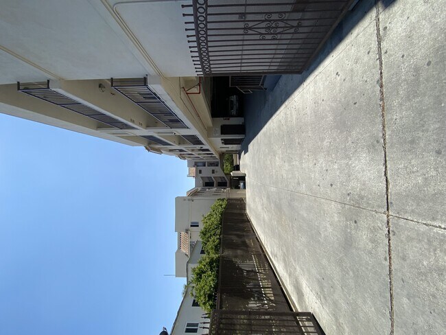 Building Photo - San Salvador Apts