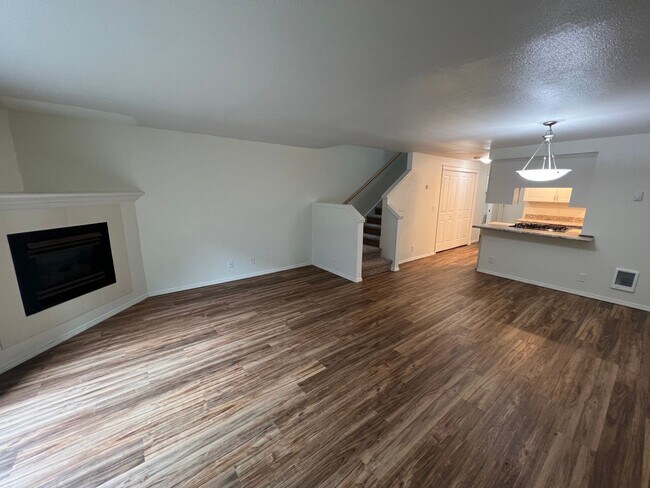 Building Photo - Two Bedroom Townhouse in South Salem with ...