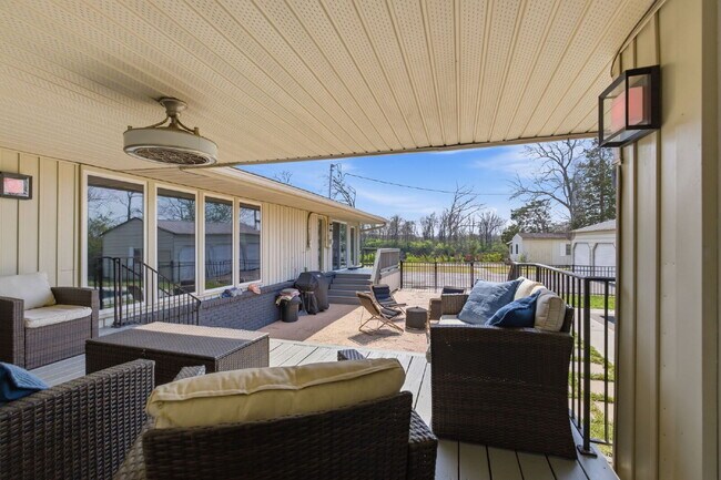 Building Photo - Charming 3-Bed Oasis with Scenic Waterfront Views and Pool 15 minutes from Downtown Nashville