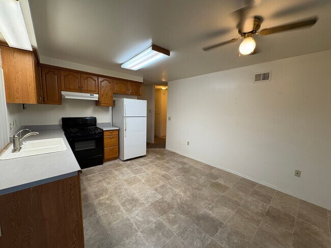 Building Photo - Villa Martinique Town Home!