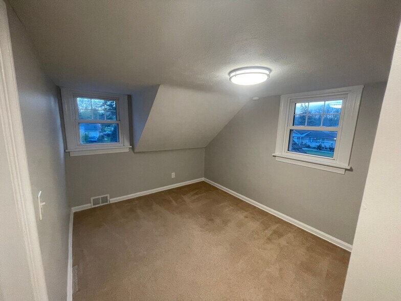 Building Photo - 36370 S Riverview Dr