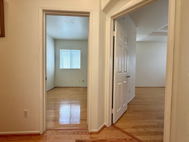Building Photo - Spacious 3 Bedroom 2.5 Bath Townhouse with...