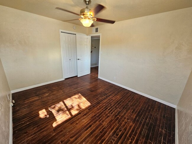 Building Photo - 3 Bedroom / 2 Bath Home with Refrigerated Air & 1-Car Garage 6 Month Lease!