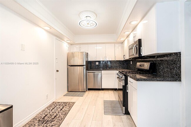Building Photo - 3140 S Ocean Dr