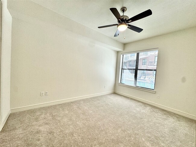 Building Photo - 2303 Mid Ln