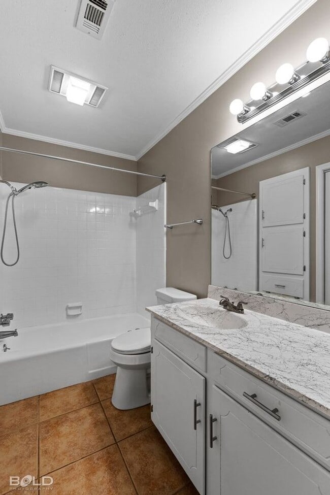 Building Photo - 2542 Spruce Dr