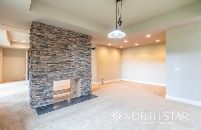 Building Photo - Gorgeous, Gated and Lake Front in Oregon City