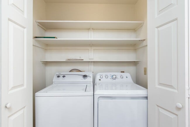 Building Photo - CENTRAL 2 BED, 2 BATH CONDO BLOCKS FROM UNLV