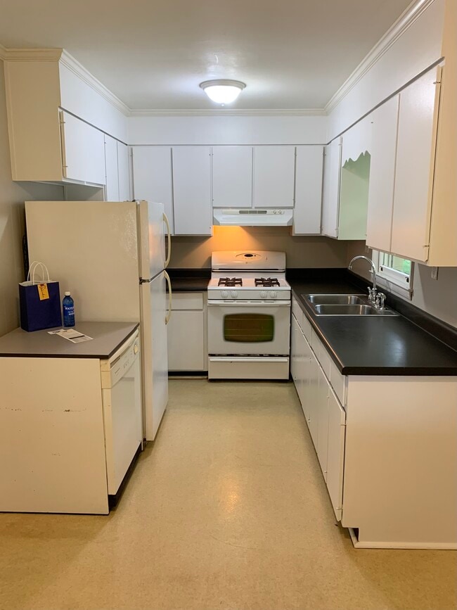 Building Photo - 145 Seminole Ave