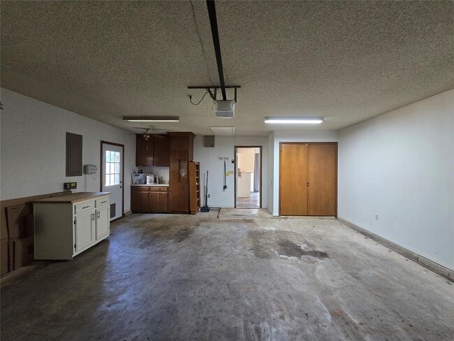 Building Photo - 3420 Kings Way