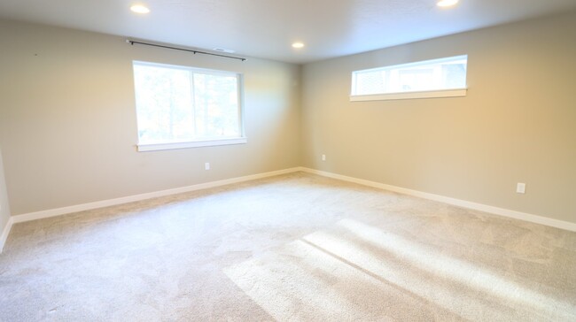 Building Photo - Rare 5/3 home in SE Bend