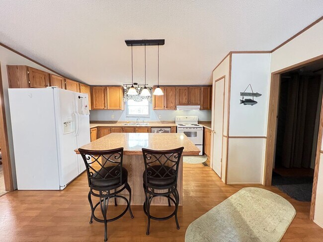 Building Photo - Fully Furnish with a relaxing LAKE access!