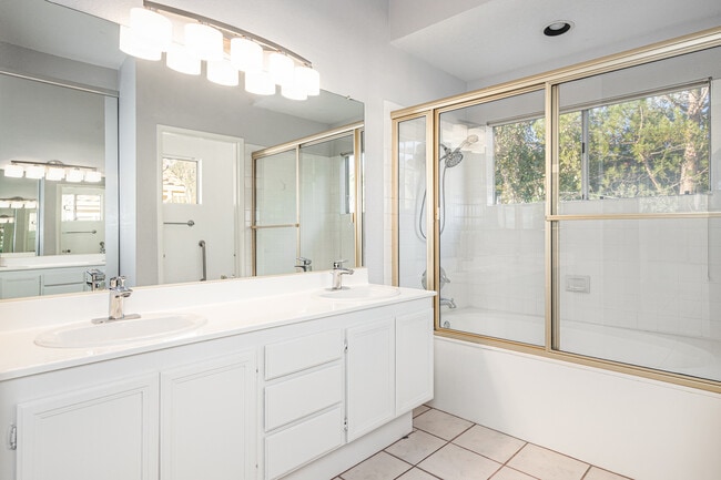 Building Photo - 9244 Calle De Vista Oeste