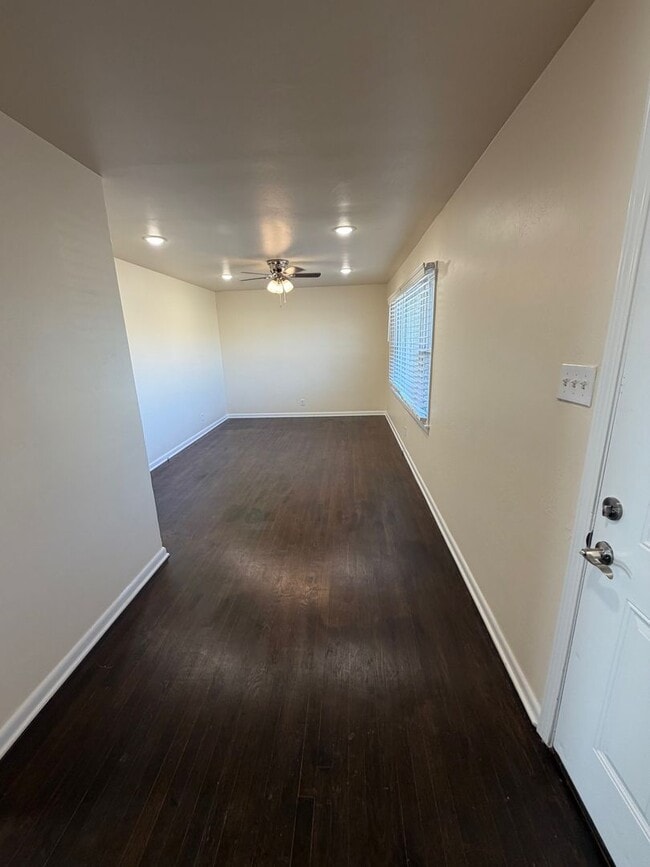 Building Photo - Great older home!