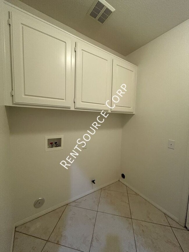 Building Photo - 39821 Sunstar St