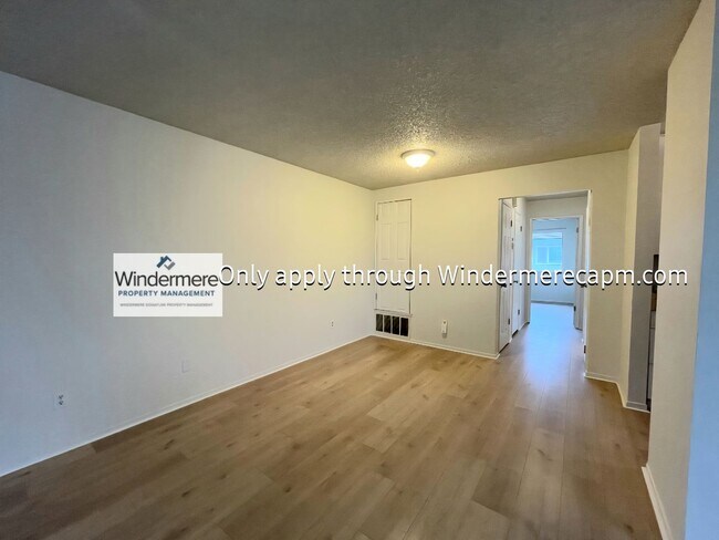 Building Photo - Delightful 2 Bedroom Condo- Available Now! -W/S/T included in rent!