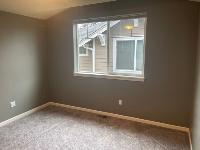 Building Photo - Spacious 3BD/2.5BTH Available for Lease in...