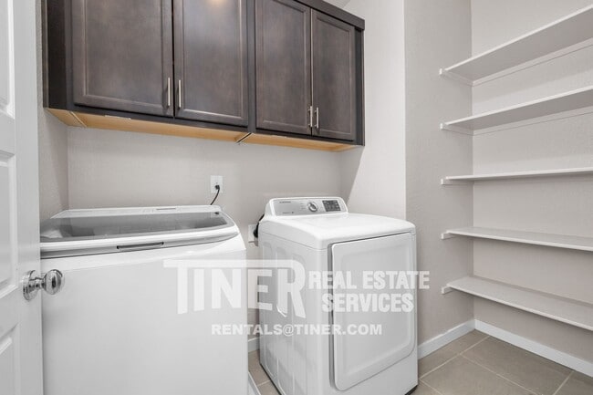 Building Photo - 4224 Roanne Wy