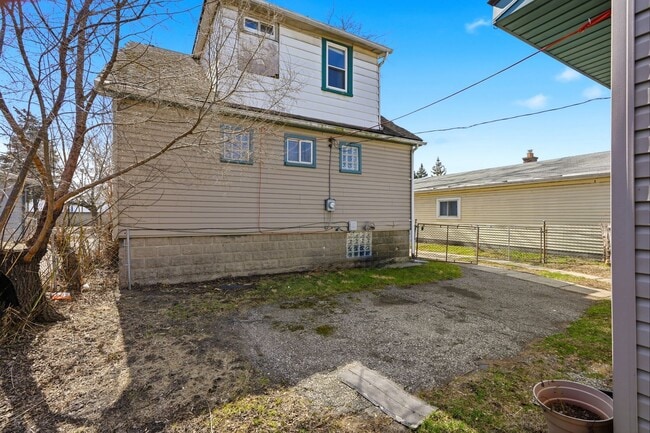 Building Photo - 1301 E Muir Ave