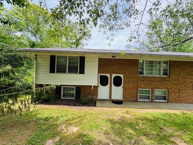 Building Photo - 1605 Lark Ln