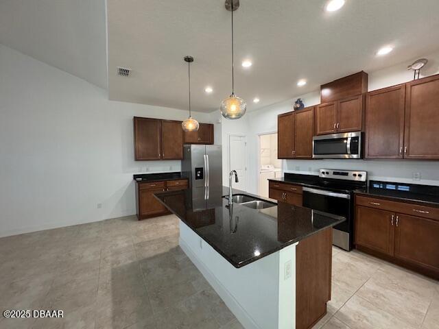 Building Photo - 414 Parrot Ln