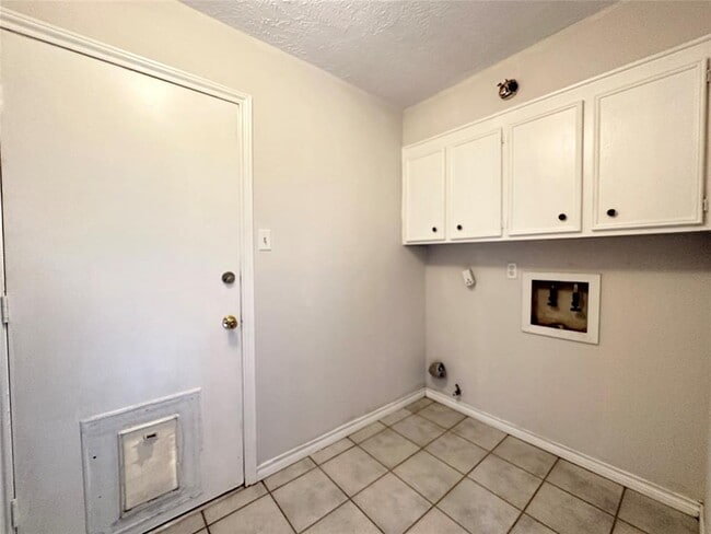 Building Photo - 6102 Howland Ct