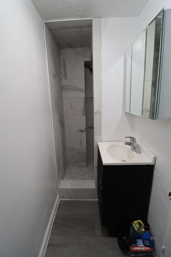 Building Photo - Reduced price