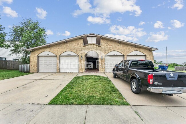 Building Photo - 2303 S White Oak Dr
