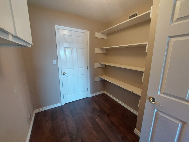 Utility room with WD hookups - 230 Waters Edge