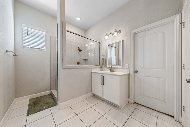 Building Photo - Spacious 4-Bed Oasis with Pool Access & Modern Upgrades in New Braunfels