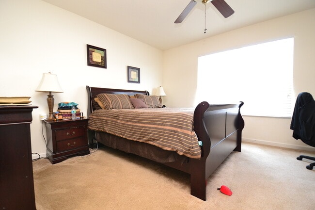 Building Photo - Large, End Unit 5B/3.5B Townhome - Gated Community, Heritage Commons