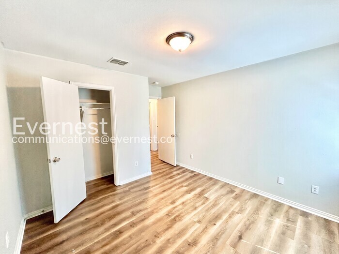 Building Photo - 230 Creek Cove Dr
