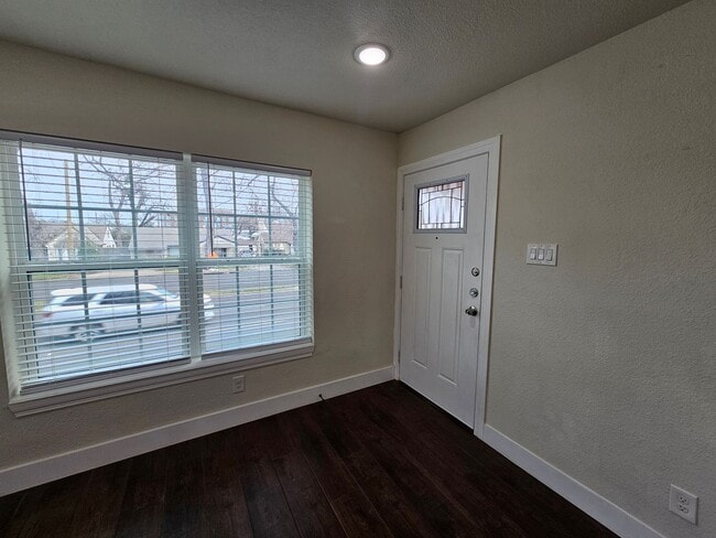 Building Photo - Near Bishop Arts District 2-bedroom, 1-bath duplex