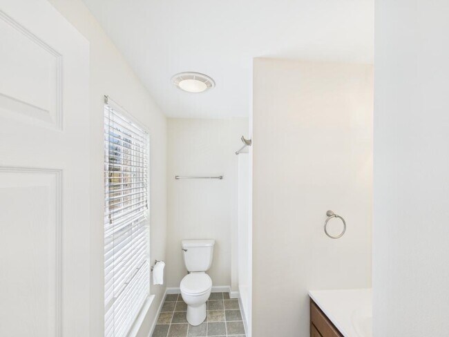 Building Photo - 720 E Newport Rd