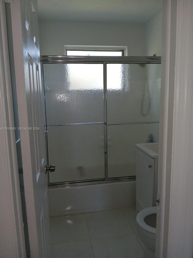 Building Photo - 107 SW 18th Ct