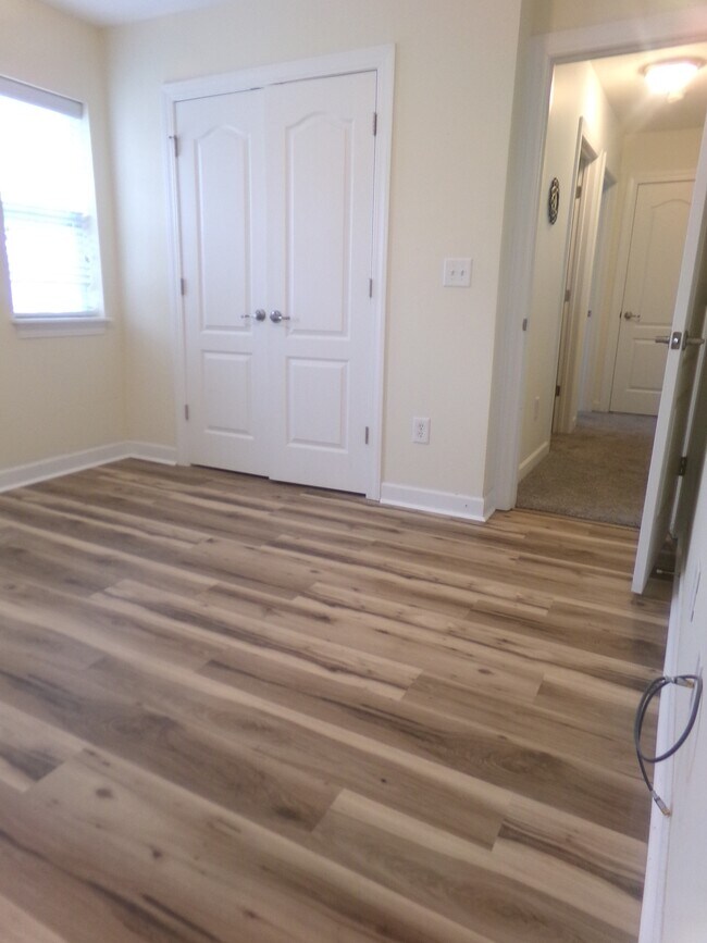 Building Photo - 1041 Fairway Ln