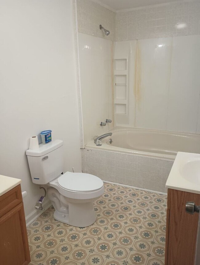 Building Photo - 121 Gould Dr