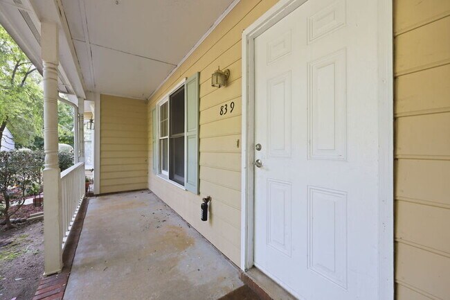 Building Photo - 839 Dalewood Dr