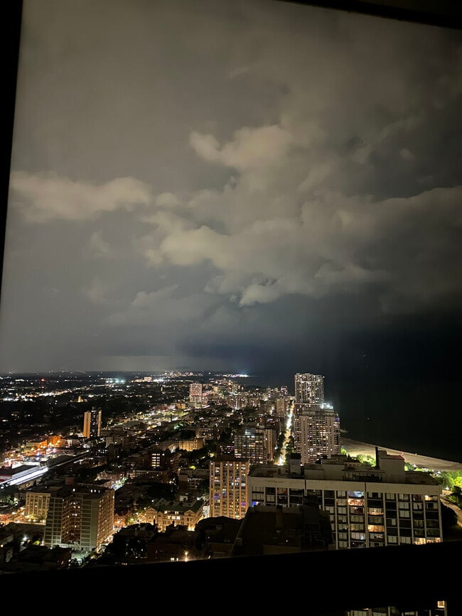 Building Photo - 5415 N Sheridan Rd