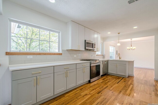 Building Photo - GORGEOUS 4-BEDROOM HOME IN TERRELL HEIGHTS