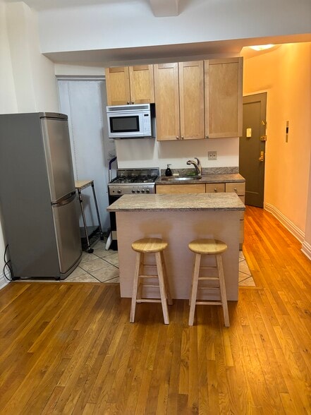 Building Photo - 118 W 72nd St