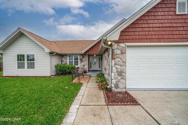 Building Photo - 305 S Star Ave