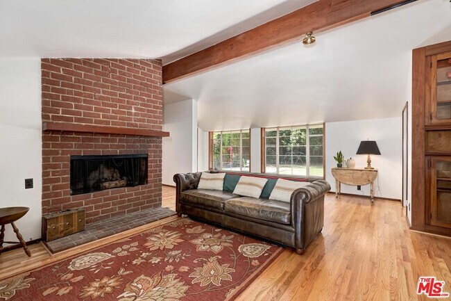 Building Photo - 515 N Kenter Ave
