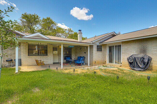 Building Photo - 6222 Madeleine Dr